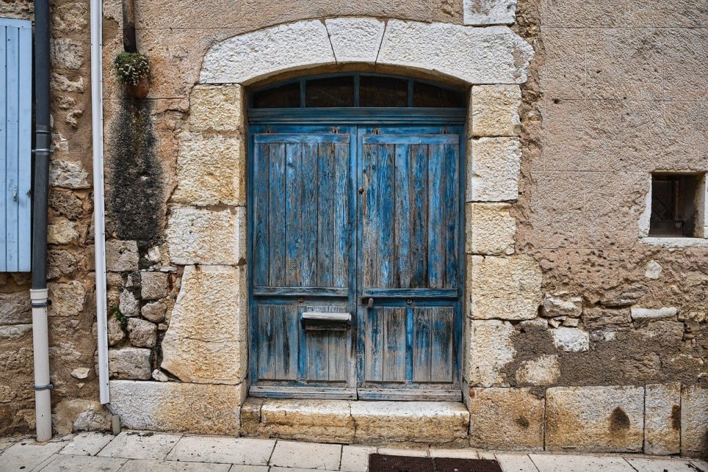 découvrez les avantages des portes en aluminium : légèreté, résistance, durabilité et esthétique moderne. idéales pour allier sécurité et style dans votre intérieur.