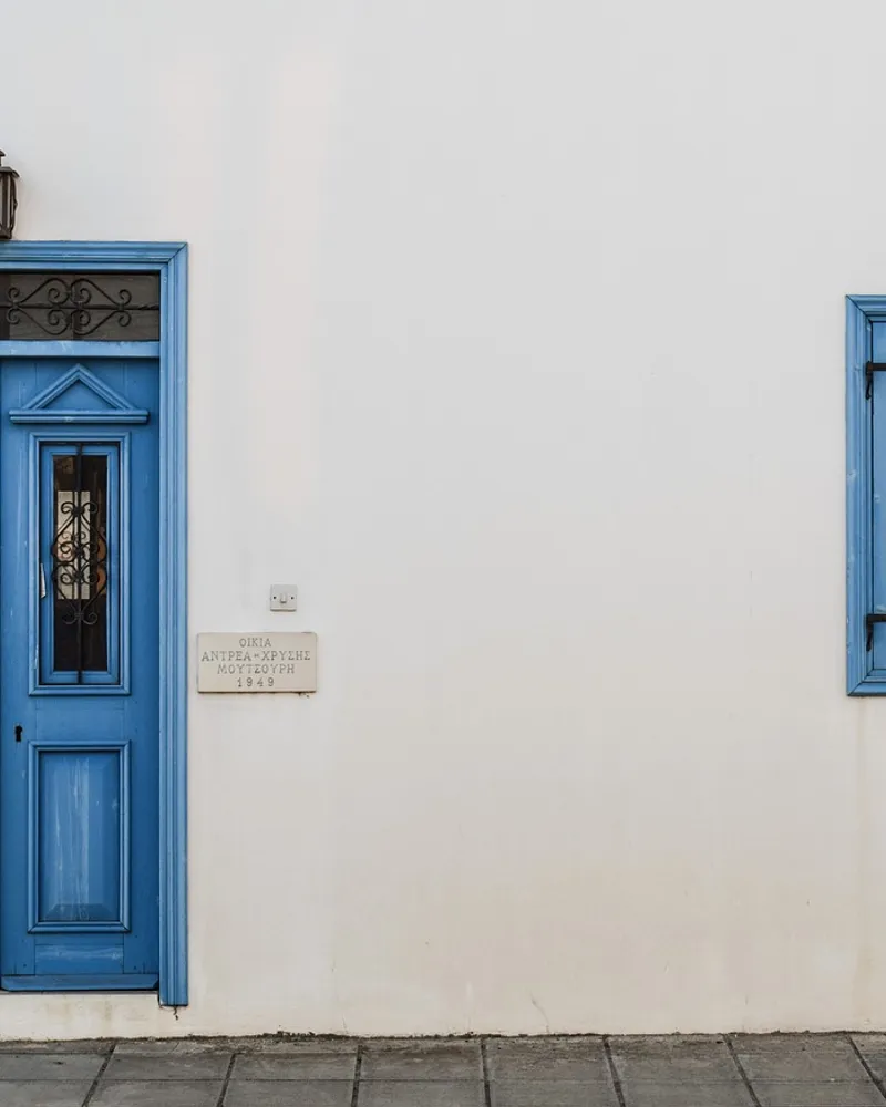 Quelles sont les différentes finitions possibles pour les portes en aluminium ?