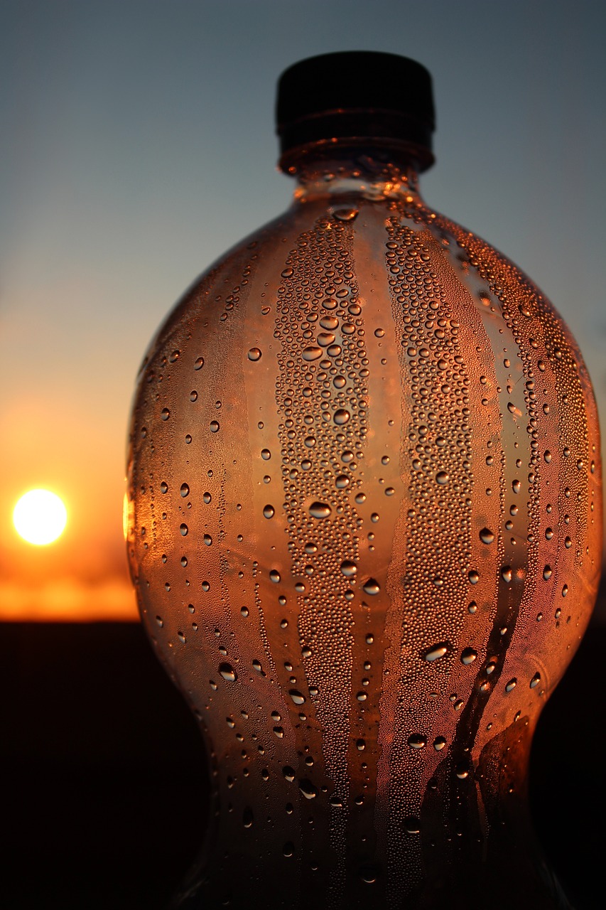 découvrez le phénomène de condensation : ses causes, ses effets et son rôle crucial dans le cycle de l'eau. apprenez comment la condensation influence notre quotidien, du climat aux gouttes de rosée du matin.