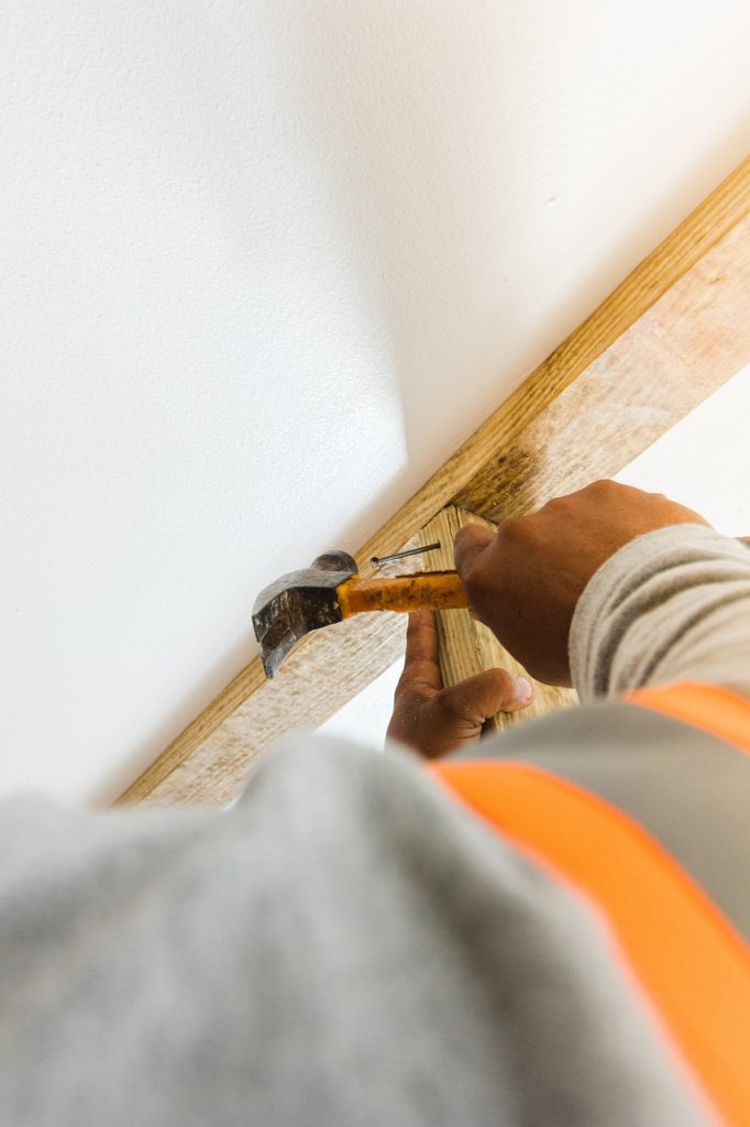découvrez l'art de la menuiserie sur mesure avec notre service de carpenterie personnalisée. transformez vos espaces grâce à des créations uniques et adaptées à vos besoins, alliant fonctionnalité et esthétique. contactez-nous pour réaliser vos projets en bois.